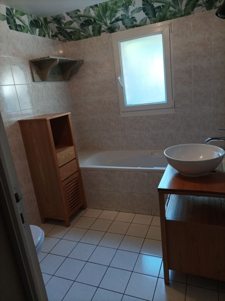 Low bathroom Gite Auvraysien